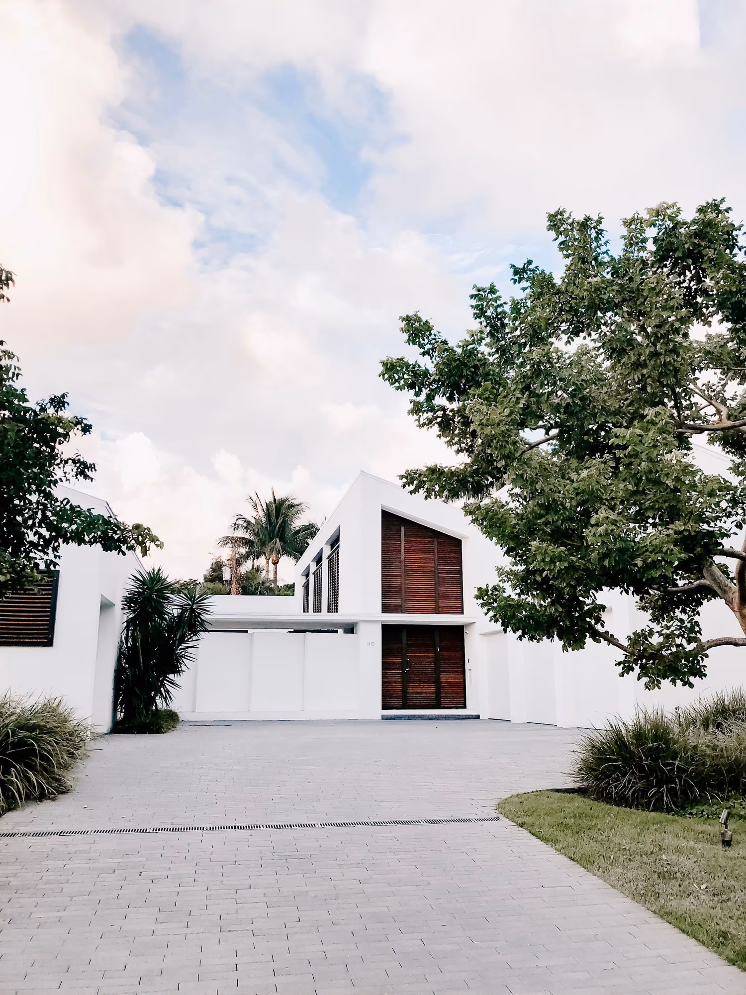 Vivienda contemporánea rodeada de vegetación